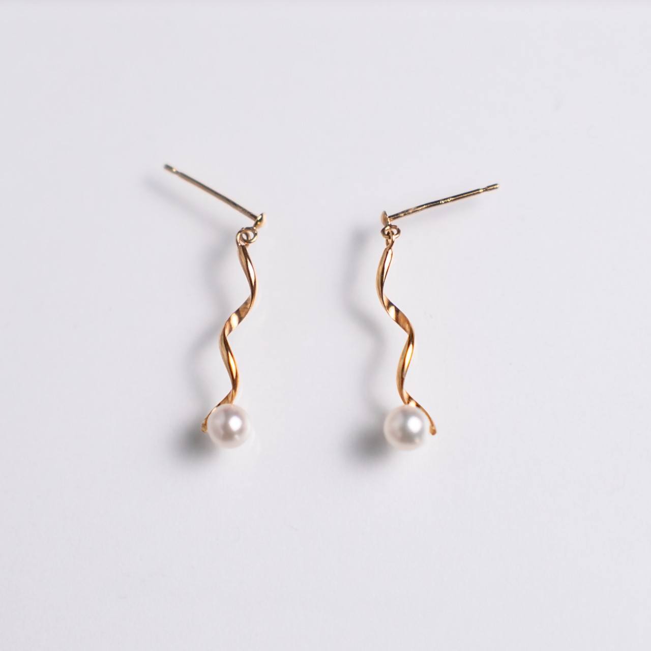 
            1866 あこや真珠5.5mm スパイラルタイプピアス K18YG あこや真珠  K18 イエローゴールド ピアス ゆれるピアス スパイラルピアス 数量限定 パール ジュエリー ギフト プレゼント アクセサリー 伊勢 伊勢志摩
          