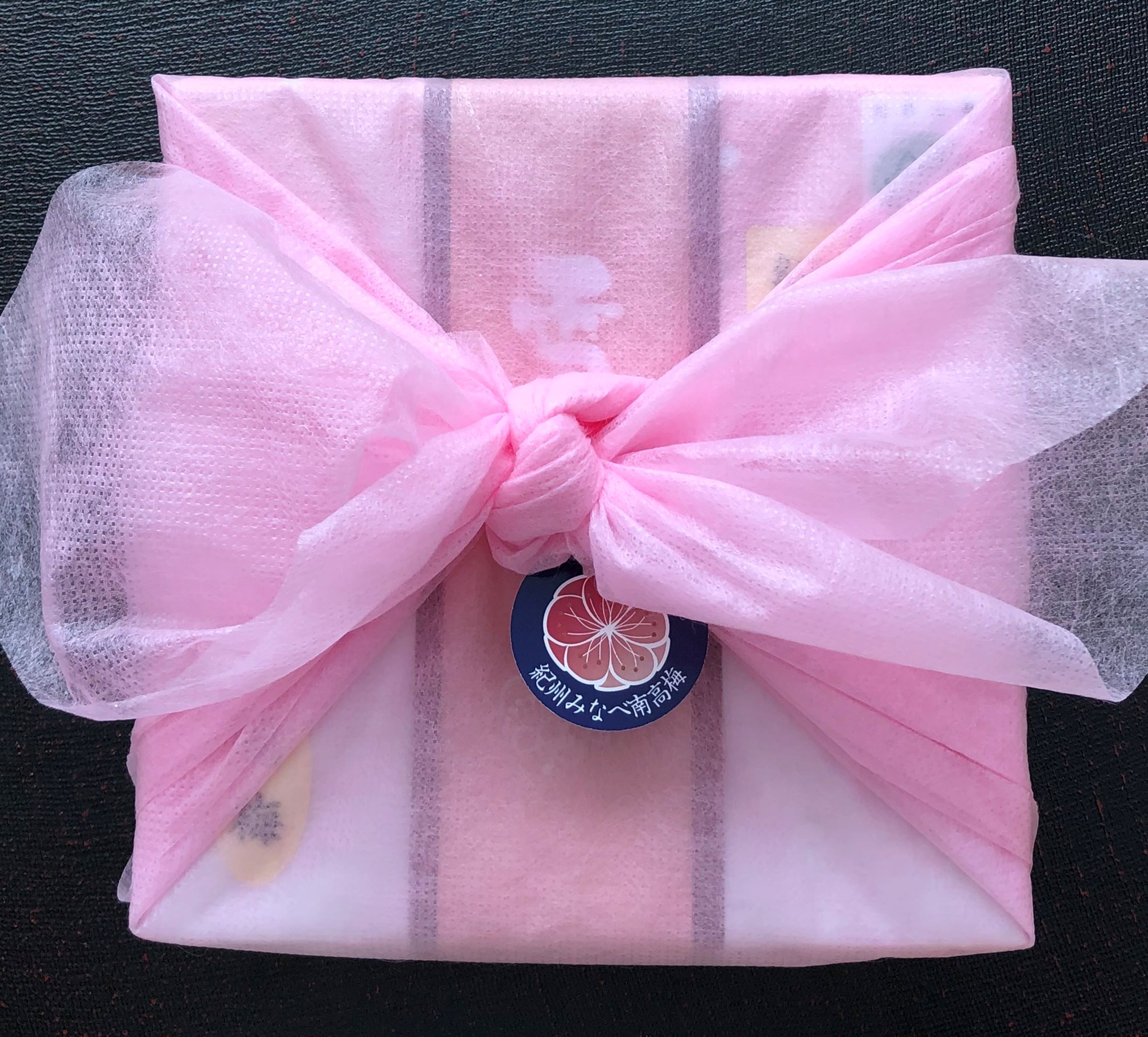 M272　紀州みなべ南高梅　雪どけ木箱入り