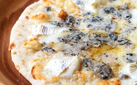 北海道産窯焼き冷凍ピザ 「クワトロフォルマッジ 至神のゴールディチーズ」 2枚 冷凍ピザ ピッツァ PIZZA チーズ 小麦 本格 クワトロフォルマッジ ギフト プレゼント 釧路 北海道 F4F-85