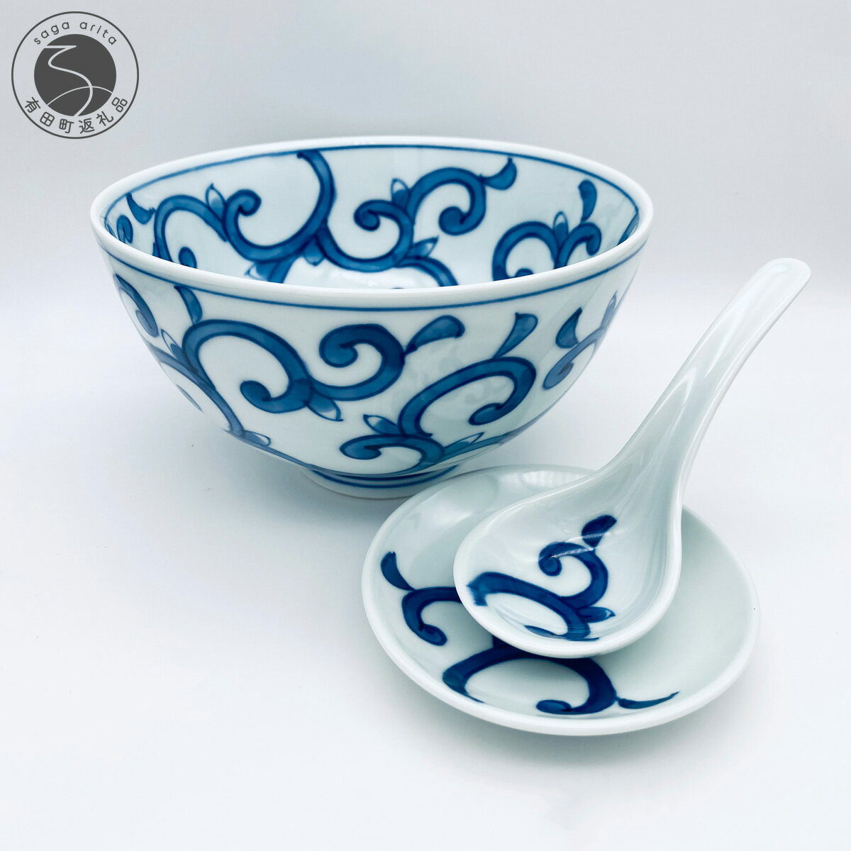 【ふるさと納税】有田焼 飽きのこない唐草紋様の丼とレンゲのセット【しん窯 青花】【佐賀県陶磁器工業協同組合】和食器 食器 うつわ 器 丼ぶり 丼 レンゲ うどん ラーメン 手描き プレゼント ギフト 手描き からくさ 35000円 3.5万円 A35-522