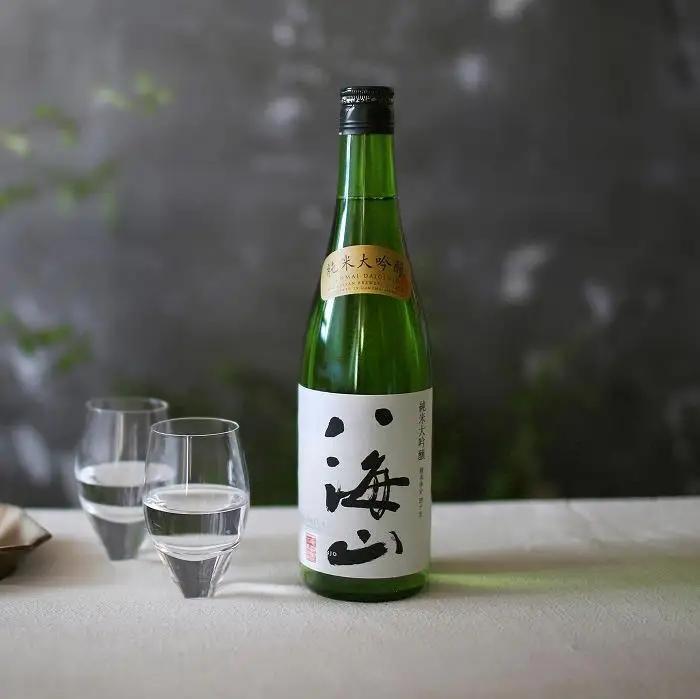 日本酒 八海山 純米大吟醸&純米吟醸-720ml 飲み比べセット 食前・食中酒にオススメ【八海山 純米吟醸 純米大吟醸 四合瓶 セット 日本酒 720ml 新潟 地酒 厳選 晩酌 熱燗 お酒 酒 さけ