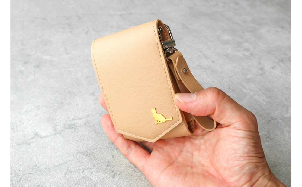 【ベージュ】毎日の“ときめき”を仕込めるリップケース　リップクリームホルダー　キーホルダーストラップ【ミラー付き・3本入る】