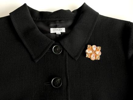 大粒スワロフスキー®クリスタルのスクエアブローチ(ピンク系デライト)