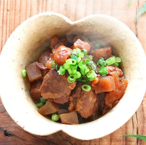 【レトルト食品】牛すじどて煮（150ｇ×20パック） お中元対応可　惣菜 国産牛 国産 八丁みそ 尾張 赤味噌 こだわりお惣菜 名古屋めし 常温保存 おつまみ レトルト おかず ごはんのおとも 調理済