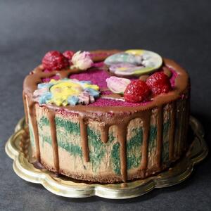 ヴィーガンケーキ「Miracle」お誕生日ケーキとして、ローチョコレートケーキ【乳製品不使用】