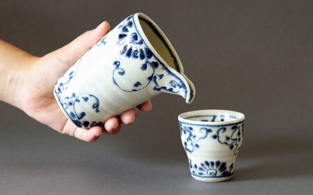 【美濃焼】安南 手描き 酒器セット（酒器＆盃2客） 【宗山窯】食器 片口 ぐい呑み カップ コップ 日本酒 晩酌 ペア 夫婦 カップル ブルー 青 花柄 植物柄 陶器 レンジ対応 食洗機対応 送料無料