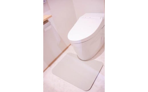 洗濯いらず、ずれない、抗菌 のふく楽 トイレマット（・トイレマット×1枚・サイズ：長さ48cm 幅65cm 厚み5mm ・ カラー：オフホワイトカラー）