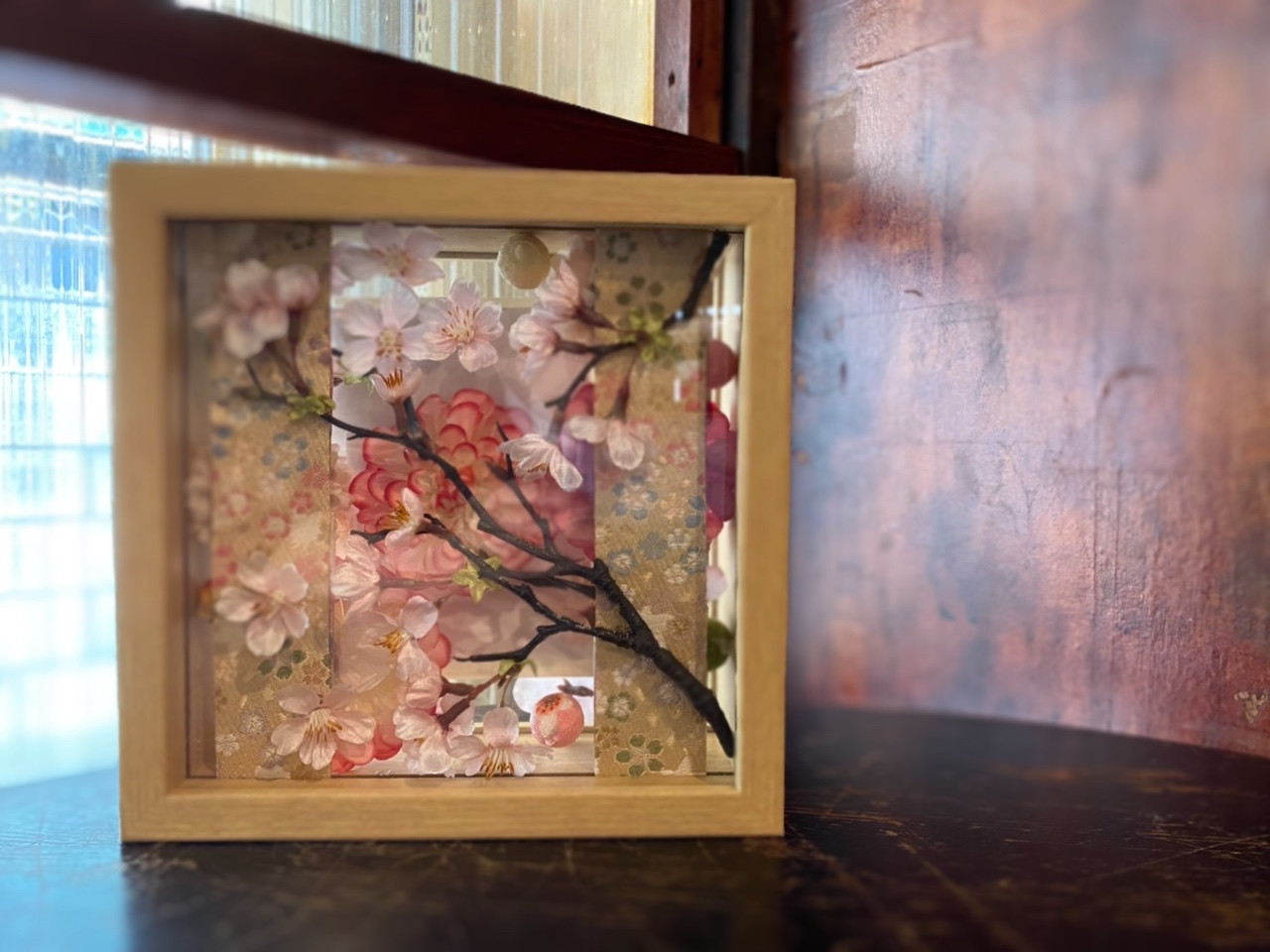 額の裏側もトータルコーディネート。花を敷き詰めます。