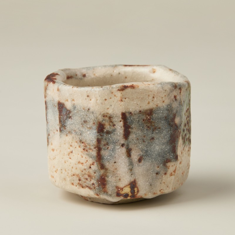
            志野酒呑-2　作者：樋口　雅之　／　美濃桃山陶　陶芸　陶器　伝統工芸　焼物 【岐阜県 可児市 陶芸品 1点 限定 チョイス限定 陶芸品 ギフト プレゼント 雑貨 食器】
          