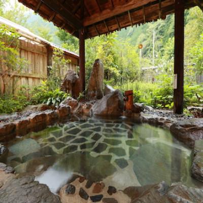 ふるさと納税 静岡市 ご自宅で静岡市(梅ヶ島コンヤ温泉)の温泉旅行体験。湧き出た直後に汲み取った、pH10.3の美人の湯。 |  | 01