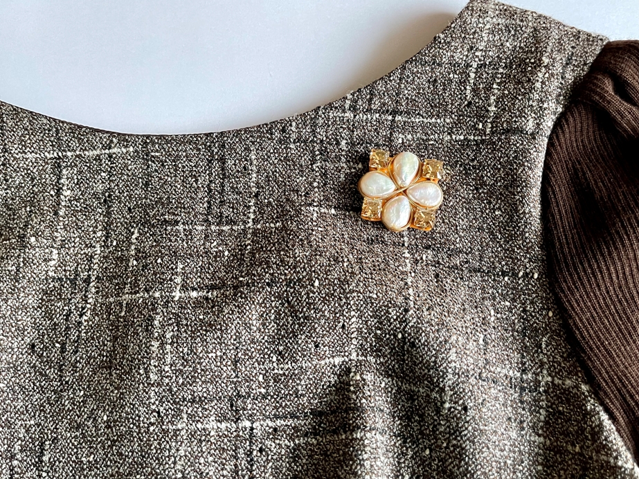 淡水パールとスワロフスキークリスタルの上品ハンドメイドスクエアブローチ（ゴールド）｜希少な大粒クリスタル使用・高級感漂うしずく型パール｜プレゼント仕様・ギフトBOX入り｜RoseTaraオリジナルデザ