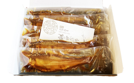 No.1164 鮎の甘露煮5尾入り 無憂舘（府中市） ／ あゆ 魚 惣菜 ご飯のお供 鮎料理 真空パック 老舗 伝統製法 秘伝のタレ 甘辛 旨味 しっとり お歳暮 お中元 贈答品 広島県