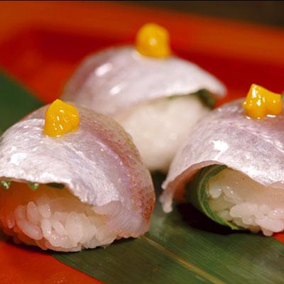 ふるさと納税 小浜市 匠の技・かぎ孫の金箔・桜入り笹漬・大樽2個入り |  | 02