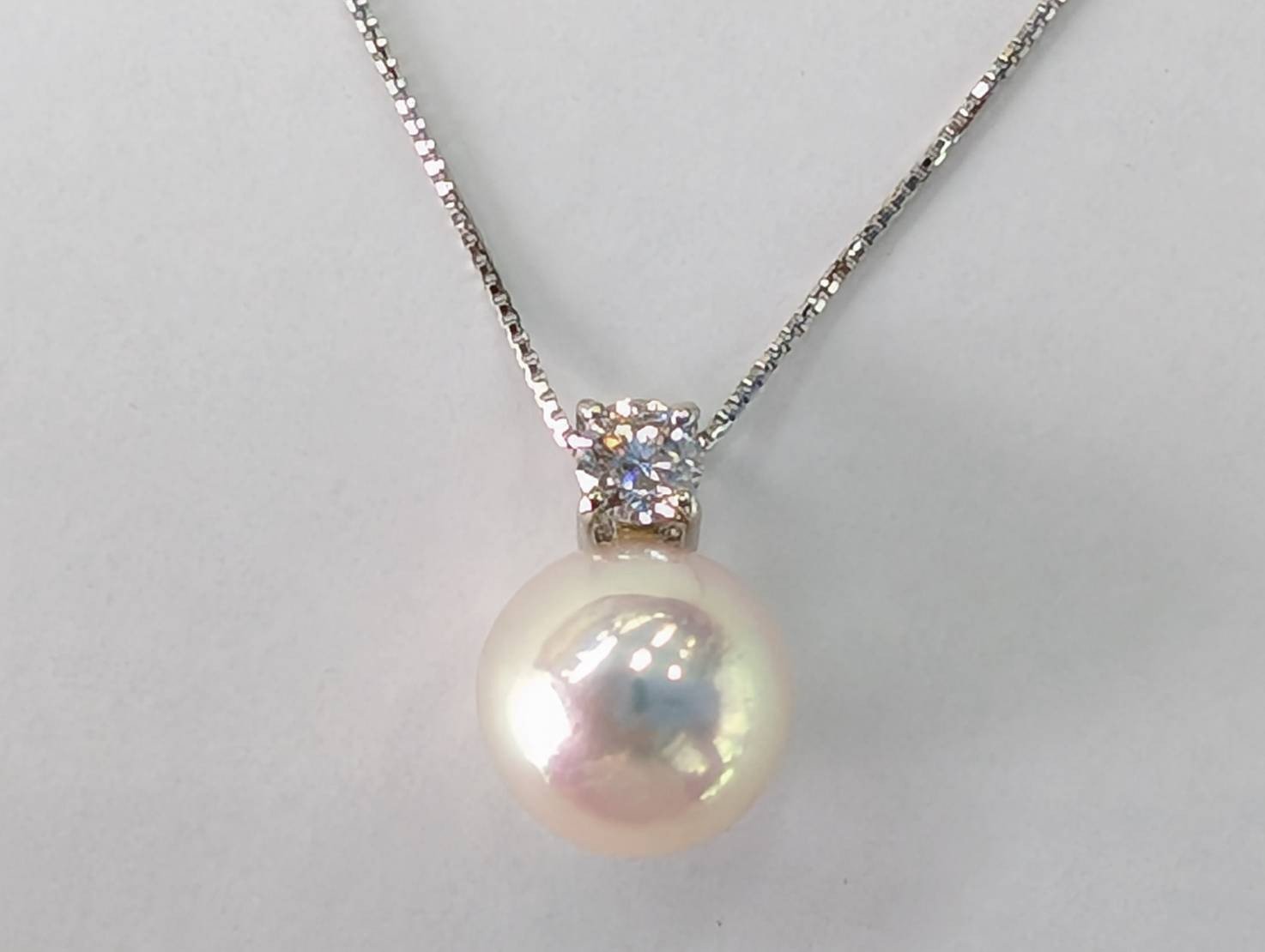 
            真珠 アクセサリー ペンダント パール 9.0mm プラチナ あこや真珠 アコヤ真珠 冠婚葬祭 結婚式 葬式 慶事 弔事 プレゼント 誕生石 普段使い ウェディング クリスマス ホワイトデー / アコヤ真珠ペンダント 9.0mm珠 (プラチナ)
          