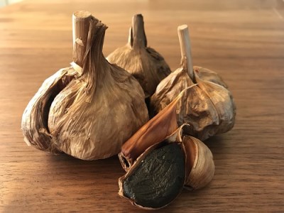 やっさんの熟成発酵黒にんにく 200g×2袋【L-33】