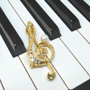 1978 ブローチト音記号（淡水本真珠・ボタン）G　ブローチ 真珠のブローチ 音楽 ト音記号のブローチ 淡水真珠大きなブローチ 贈り物 かわいいアクセサリー カジュアルアクセサリー キラキラブローチ