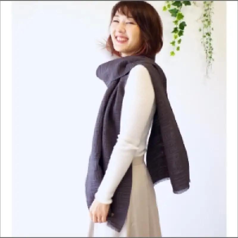 フィルタンゴ ストール【洗える丹後ちりめんのシルク】幾何柄　カーキ 　ギフトにもおすすめ。