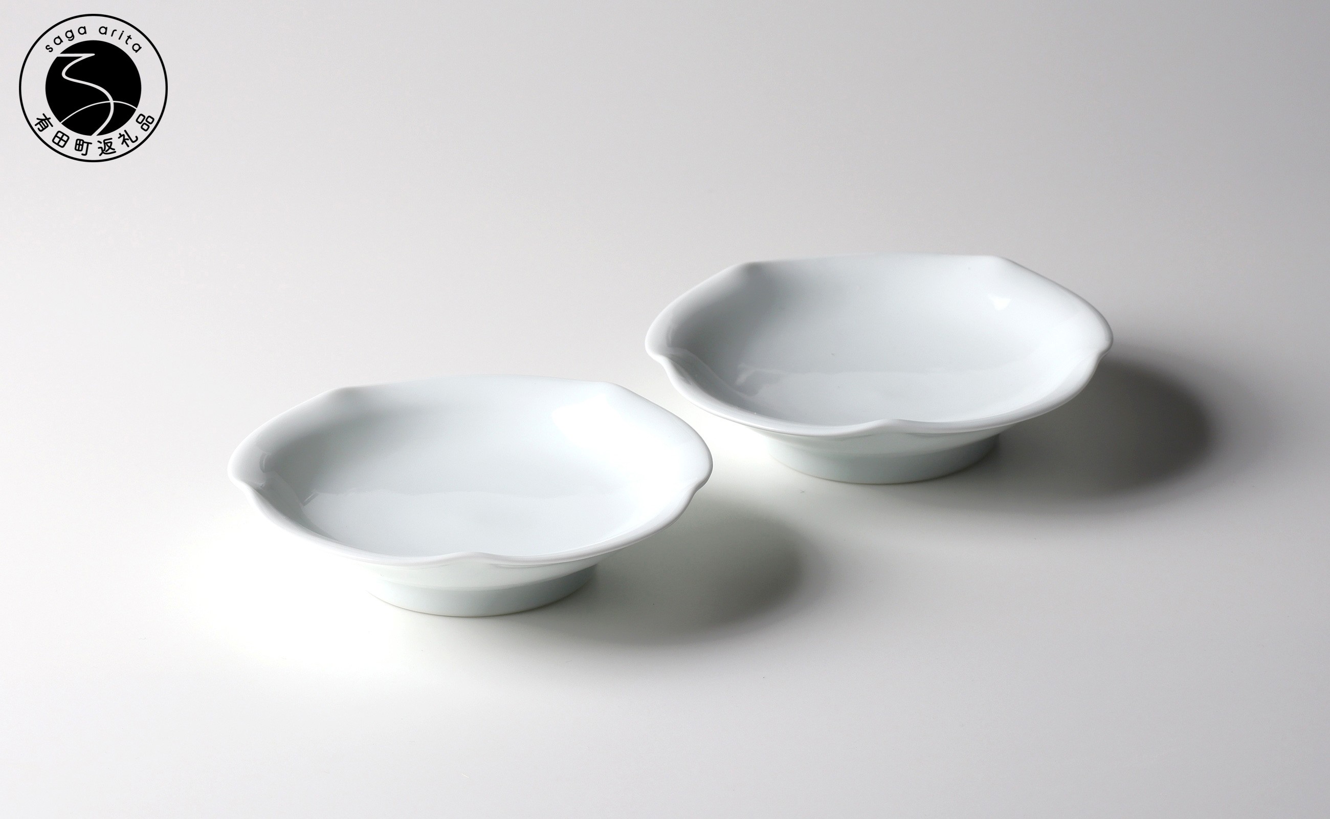 
                  有田焼 白磁輪花豆皿ペア【佳秀窯 西山正作】食器 器 うつわ 伝統工芸 ろくろ 豆皿 お花 bs024
                