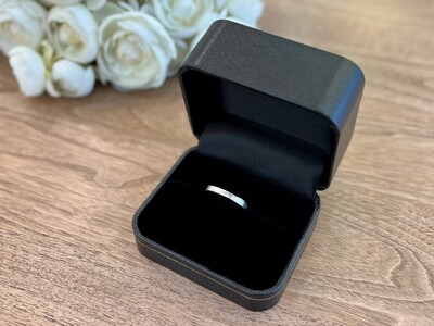 マット仕上げの中にキラリと光るラインがかっこいいプラチナメンズリング　FRU207M