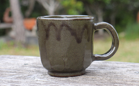 暗緑色から放たれる黄金色の光 久米島松灰 マグカップ SDGs やちむん 焼き物 陶器 やちむん土炎房 釉薬 上薬 松 リュウキュウマツ 琉球松 自然 利活用 窯出し 一点もの 風合い 深み 土 粘土