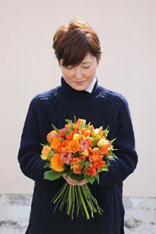 季節の花束と花瓶のセット　Mサイズ【季節の花束と花瓶 Mサイズ 世界らん展 フラワードリームジャパンカップ 国内主要コンテスト受賞 贈り物 フラワーライフ 生活の彩 お部屋の彩 神奈川県 小田原市 花