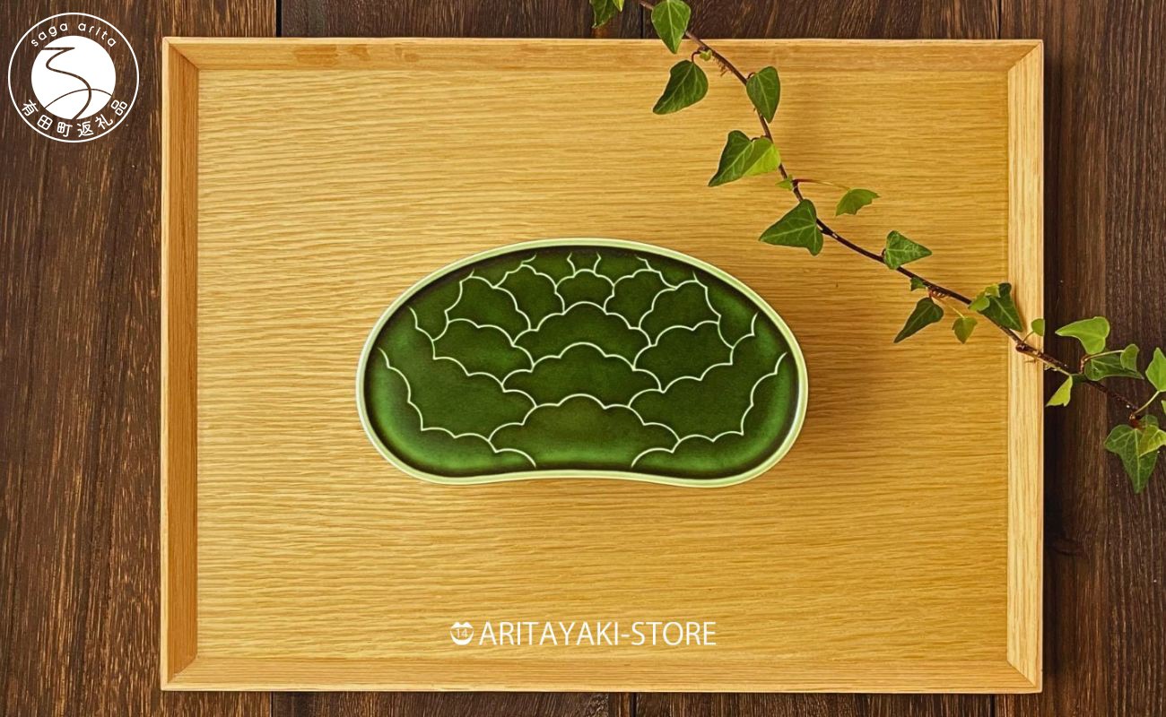 
                  有田焼 織部釉 繭型蓋物 小 【ARITAYAKI-STORE】食器 ハレの日 めでたい おもてなし おせち 高級食器 陶箱 ek070
                