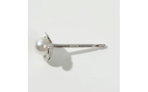 1635　K14WGあこや本真珠ピアス　プチフラワー　3mmUP