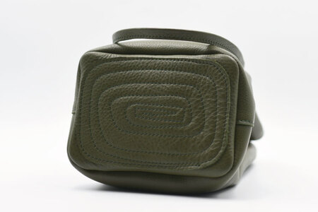 益子の革工房maharoの巾着バッグ（M）オリーブグリーン (AX140-1)