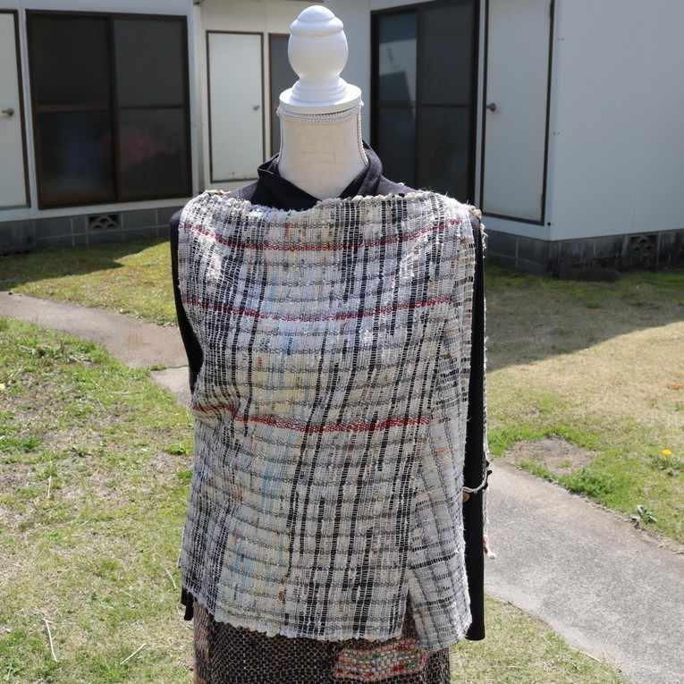 
                  ベスト 裂き織り の少し 斜めベスト チョイス限定 １点もの 裂き織りベスト 木製ボタン 服 洋服 着物 ハンドメイド おでかけ ファッション コーディネート 静岡県 藤枝市 
                