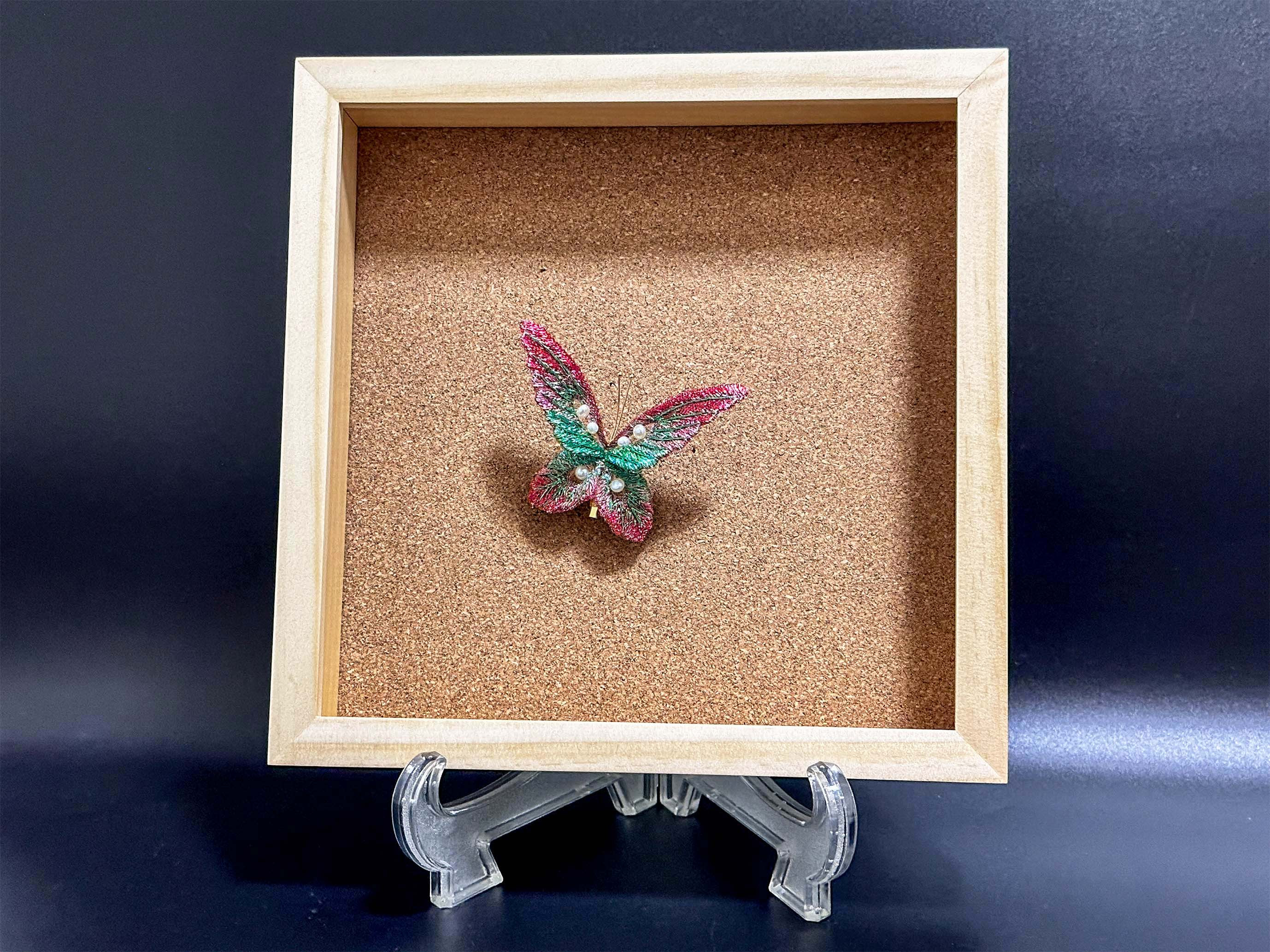 
                  立体刺繍の蝶（レッドグリーン蝶）
                