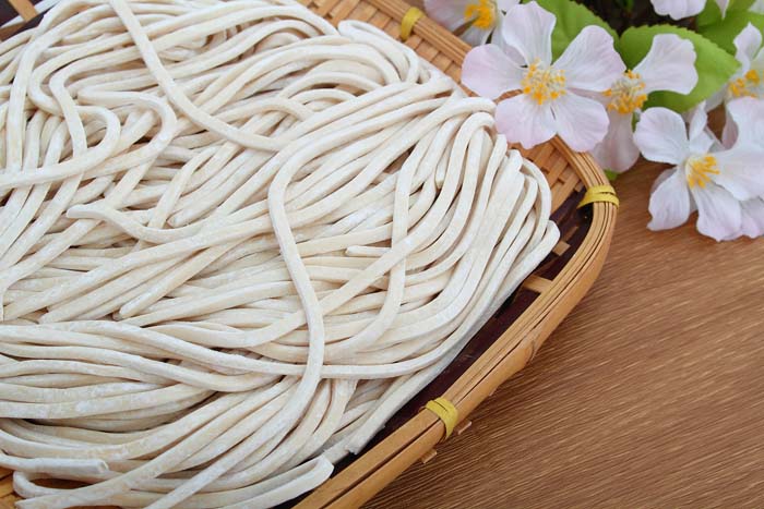 【ふるさと納税】 地粉生うどん500g（3～4人前） ／ 中太麺 麺類 もっちり 送料無料 埼玉県 No.407