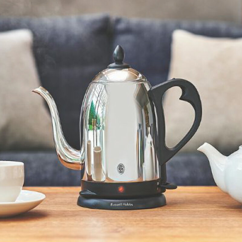 【ふるさと納税】〈Russell Hobbs〉 カフェケトル　1.2　シルバー 東京都 渋谷区 都内 渋谷 電気ケトル クラシック 保温性 使いやすい 省エネ コードレス コーヒー ホットドリンク オシャレ 送料無料