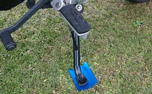 アルミバイク用サイドスタンドプレート ポケットサイズ＆カラビナ付き｜泥濘・砂利・雨天時の転倒防止に｜軽量50g＆持ち運び便利なカラビナフック付き｜カラーアルマイト仕様 全4色（オレンジ）選べる｜アウト