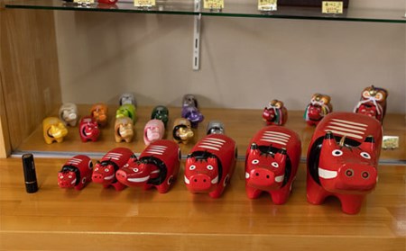 【縁起置物】「幸せを運ぶ牛」「子どもの守り神」あかべこ3号（長さ15.0cm） F4D-0151