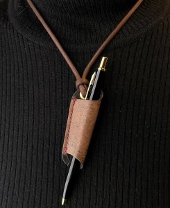 鹿革のホルダー【焦茶】眼鏡かけ ペンホルダー メガメチェーン ストラップ 革小物 レザー アクセサリー【R00448】