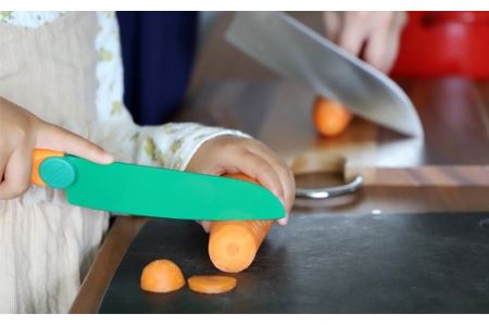 2021年新製品　【にんじんの形をしたこども包丁】　かわいくても、ちゃんとした関の包丁ですH5-193