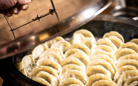 ＜定期便＞ミシュラン掲載の餃子専門店「新味覚」の餃子。上質な小麦でつくる皮の絶妙の薄さ、食材の産地と鮮度にこだわった餡。その人気には理由がある。 特製冷凍生餃子 5箱セット【４回発送】