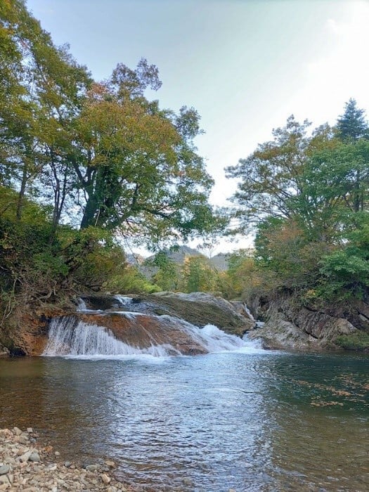 一番奥の田んぼの近くに有るカジカ滝。天然のウォータースライダー。岩魚やアユなどの魚もいます。
上流はもう飯豊連峰。