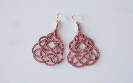 イヤリング 桜 (あわじ結び) 草木染め ラタン | ｲﾔﾘﾝｸﾞ ｲﾔﾘﾝｸﾞｲﾔﾘﾝｸﾞ ｲﾔﾘﾝｸﾞ ｲﾔﾘﾝｸﾞ ゆのわ 埼玉県 北本市