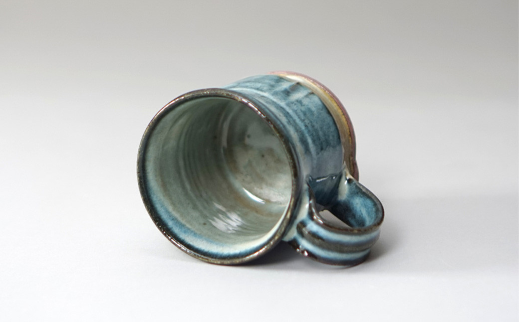 倉敷酒津の土を用いて製作されたマグカップ（海鼠釉）