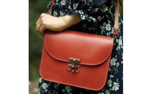 ショルダーバッグ レッド 蝶モチーフ ヌメ革 バッグ 鞄 かばん カバン レディース メンズ おでかけ おしゃれ おすすめ 贈答 ギフト プレゼント お祝い 贈り物 HARUHINO 奈良県 奈良市