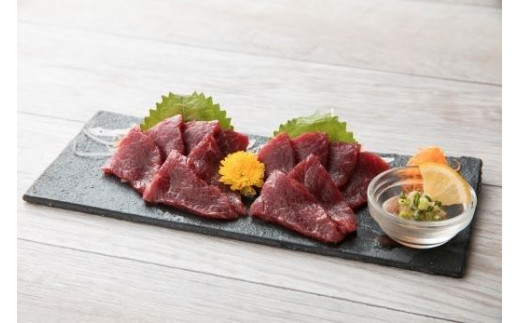 1560 桜屋　赤身馬刺し　200g【専用醤油付き150ml×1本】