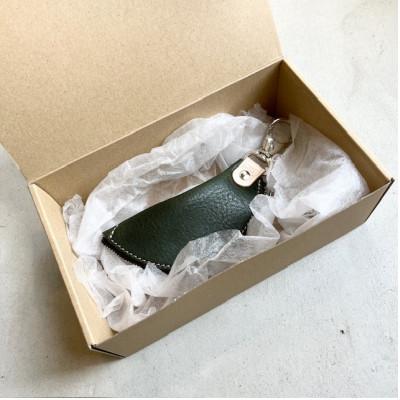 ふるさと納税 京丹後市 本革 【バナナキーケース】牛革(ヌメ)グリーン 全長180mm 革小物職人が作るキーケース |  | 03