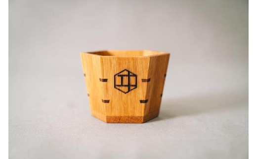 秩父市のウイスキー蒸溜所の熟成樽からつくられた六角枡 ／ 酒器 六角枡 木製 枡 杯 節目の贈り物 ウイスキー樽材 熟成樽 手作り 職人 桧風合い和食器 おしゃれギフト 自宅晩酌 食卓演出 日本酒 焼酎 グラス代わり 工芸品 木目デザイン ます 酒 コップ 祝い 贈り物 埼玉県 No.482
