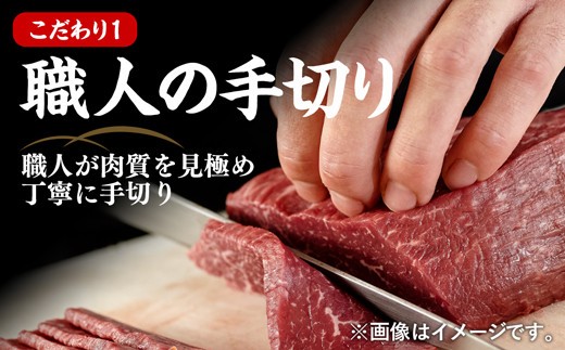 職人が肉質を見極めながら焼肉用に手切りしています
