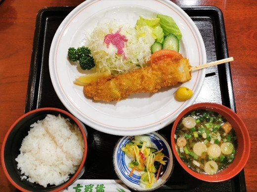 写真は日替わり定食の「串カツ定食」。※日替わり定食は、日によって提供メニューが異なります。