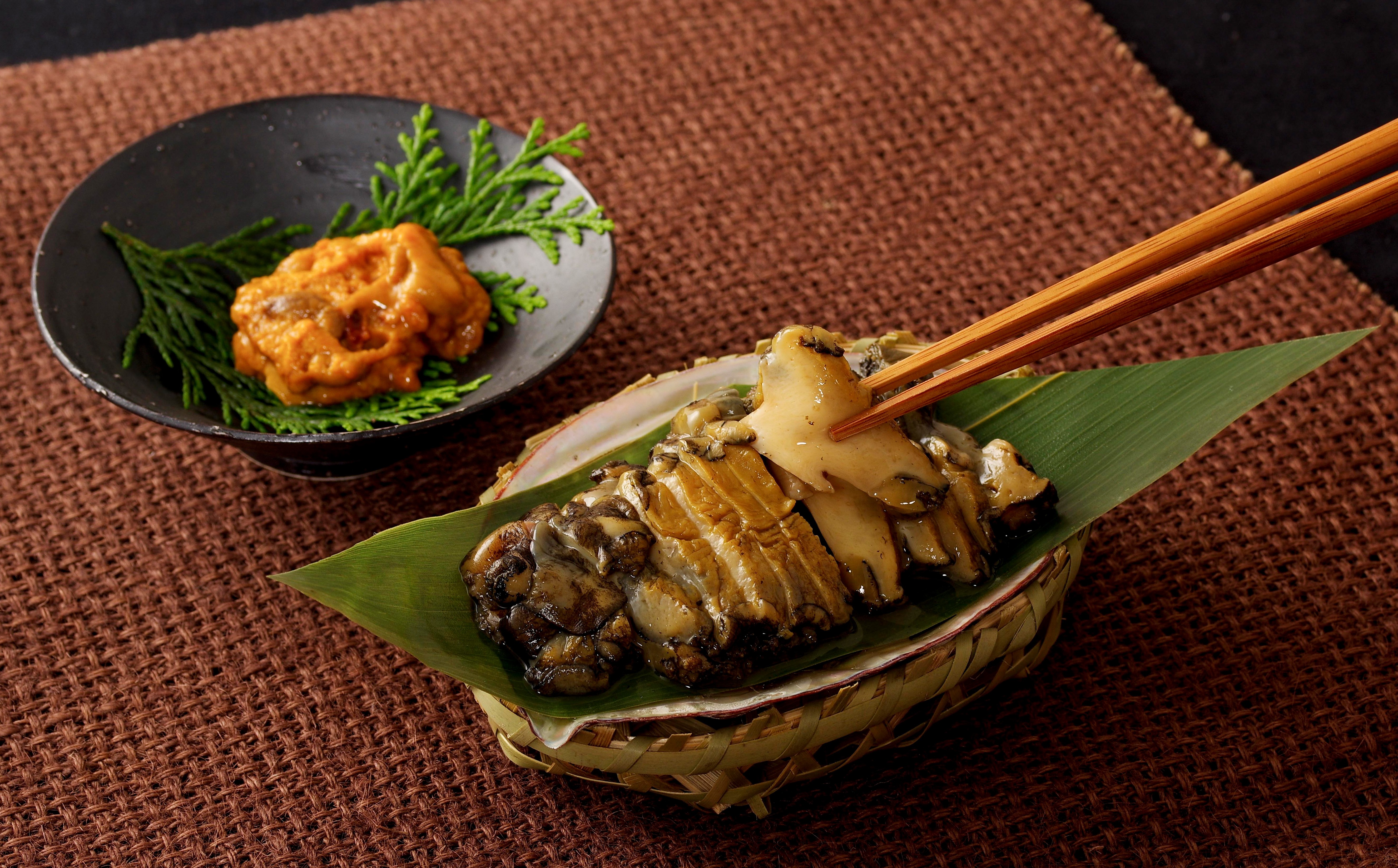 
            A506 黒あわびのくえだし柔らか煮(特大)と高島粒ウニ
          