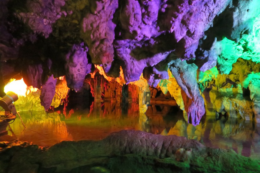 ライトアップは、色を変えながら鍾乳洞内を照らします。