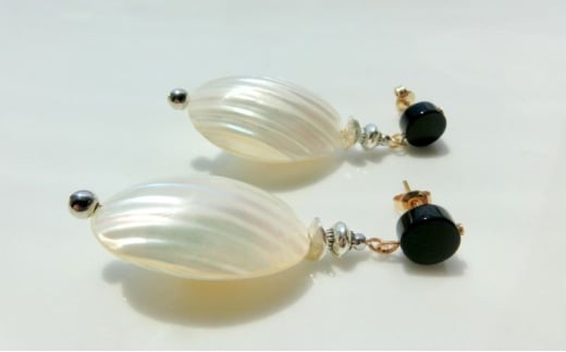 whale ピアス アクセサリー 天然石 1個 【シルバー ホワイト モノトーン シンプル クール 可愛い ハンドメイド 手作り  職人 上品 華やか ドレス 大人の雰囲気 ギフト プレゼント 母の日 卒業式 ラッピング シェル 金属アレルギー】 [№5749-1915]