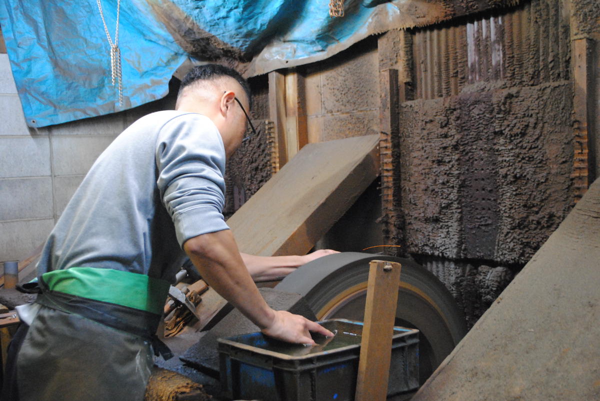 出刃包丁１８０ミリ銀三鋼　出刃 包丁 日本製 ステンレス 刃渡り18cm 180mm 料理 高級 本格的 魚 さばく 包丁 刺し身 刺身 おろし 三枚おろし ふるさとのうぜい【田所刃物株式会社】 [BQAS004]